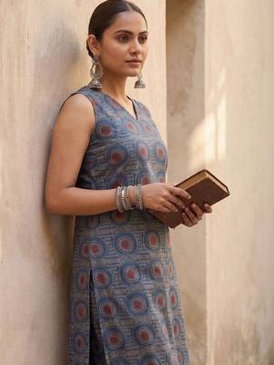 Women Printed Regular Pure Cotton Kurta with Trousers 2