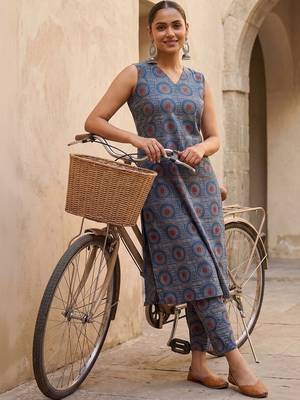 Women Printed Regular Pure Cotton Kurta with Trousers 5