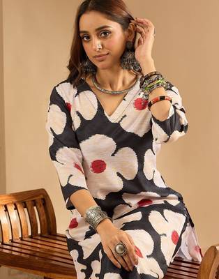 Women Floral Printed Regular Kurta with Trousers 1
