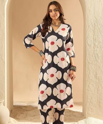 Women Floral Printed Regular Kurta with Trousers 2