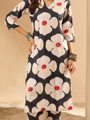 Women Floral Printed Regular Kurta with Trousers 3
