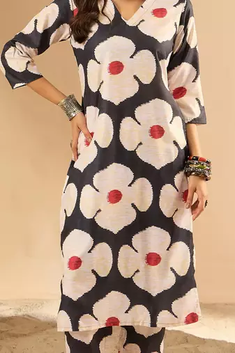 Women Floral Printed Regular Kurta with Trousers