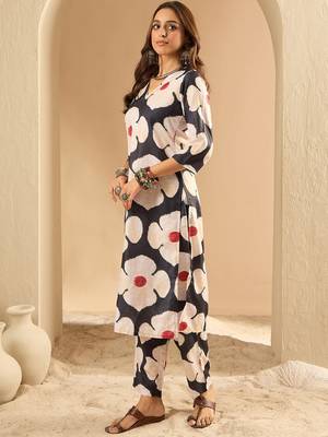 Women Floral Printed Regular Kurta with Trousers 4