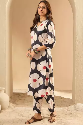 Women Floral Printed Regular Kurta with Trousers