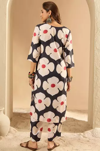 Women Floral Printed Regular Kurta with Trousers