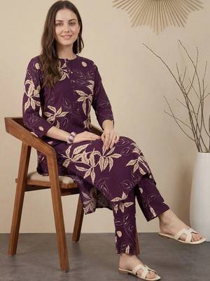 Women Floral Printed Regular Kurta with Trousers 4