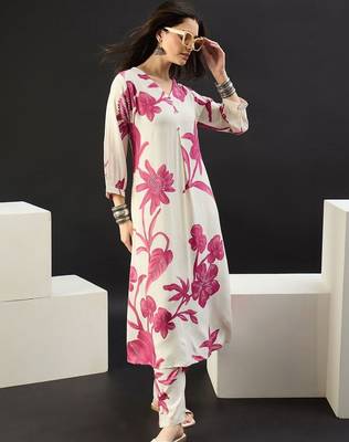 Women Floral Printed Regular Kurta with Trousers 6