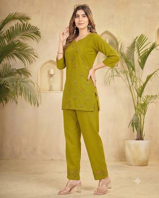 Trendy green floral embroidered ethnic co-ord set for women 4