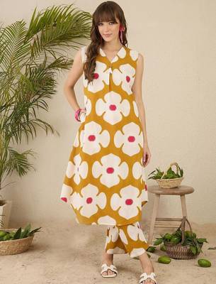 Women Floral Printed Regular Pure Cotton Kurta with Trousers 1