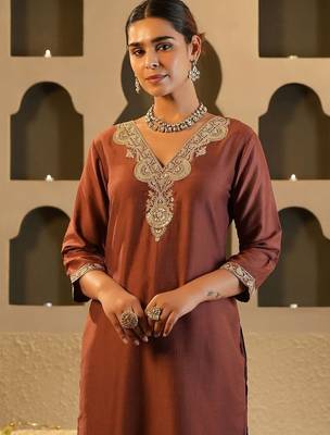 Women Solid Embroidered Kurta with Trousers 6