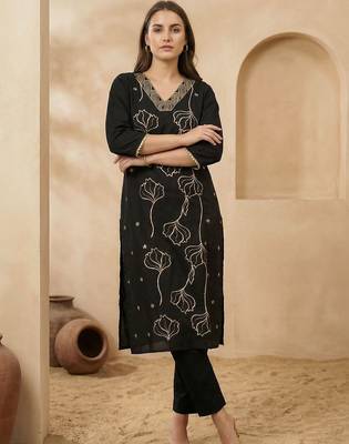 Women Floral Embroidered Regular Thread Work Kurta with Trousers 1
