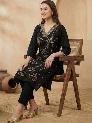Women Floral Embroidered Regular Thread Work Kurta with Trousers 4