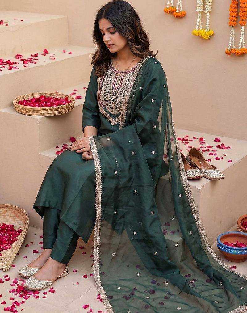 Women Ethnic Motifs Embroidered Regular Thread Work Liva Kurta with Trousers & With Dupatta