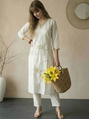 Women Floral Embroidered Regular Thread Work Kurta with Trousers 1