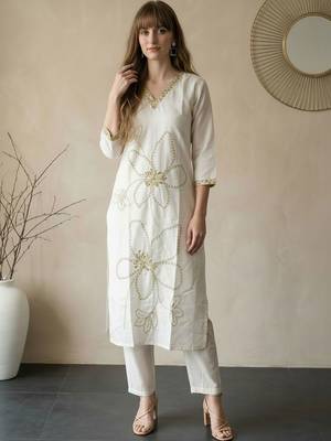 Women Floral Embroidered Regular Thread Work Kurta with Trousers 5