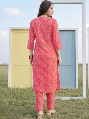 Women Leheriya Printed Regular Sequinned Kurta with Trousers 4
