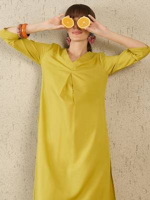 Women Pleated Kurta with Trousers 4
