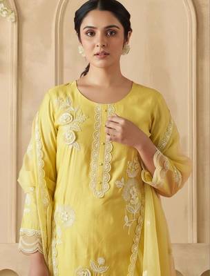 Women Floral Embroidered Regular Thread Work Kurta with Trousers & With Dupatta 1