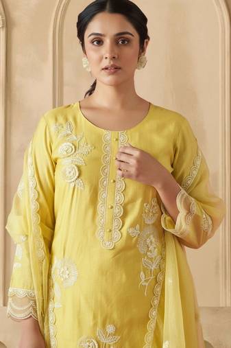Women Floral Embroidered Regular Thread Work Kurta with Trousers & With Dupatta