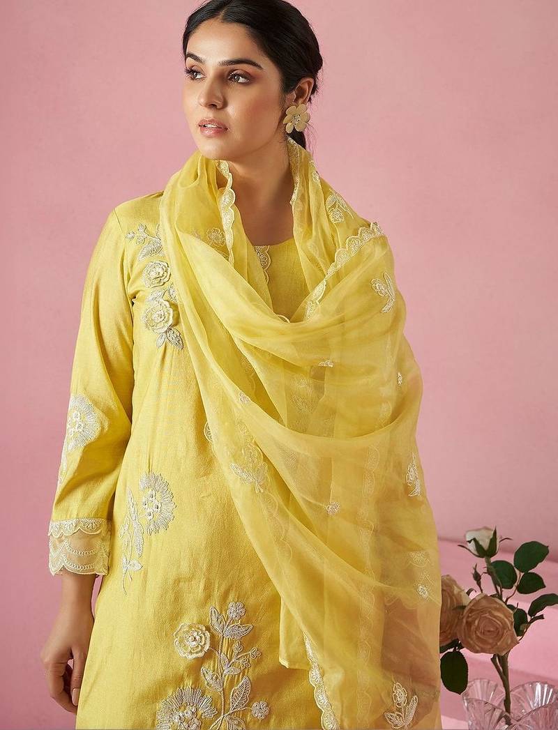 Women Floral Embroidered Regular Thread Work Kurta with Trousers & With Dupatta