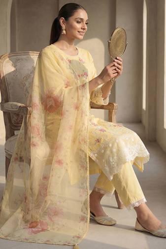 Women Floral Embroidered Regular Thread Work Kurta with Trousers & With Dupatta