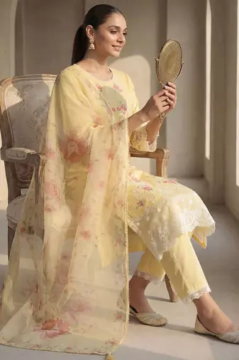 Women Floral Embroidered Regular Thread Work Kurta with Trousers & With Dupatta