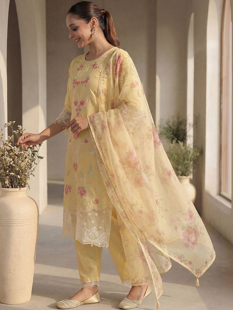 Women Floral Embroidered Regular Thread Work Kurta with Trousers & With Dupatta