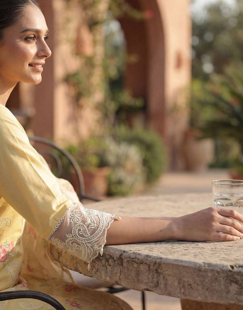 Women Floral Embroidered Regular Thread Work Kurta with Trousers & With Dupatta