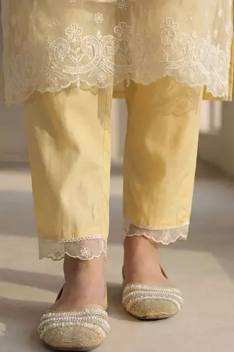 Women Floral Embroidered Regular Thread Work Kurta with Trousers & With Dupatta