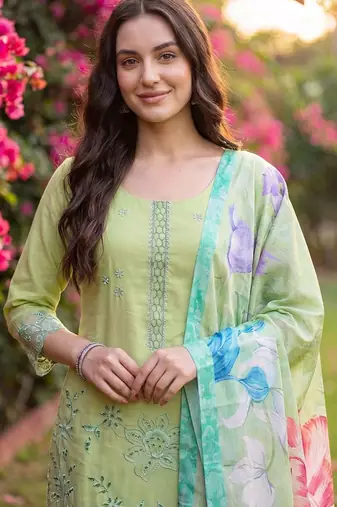 Women Floral Embroidered Regular Thread Work Kurta with Trousers & With Dupatta