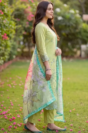 Women Floral Embroidered Regular Thread Work Kurta with Trousers & With Dupatta