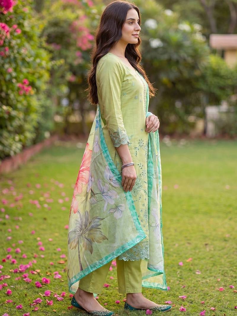 Women Floral Embroidered Regular Thread Work Kurta with Trousers & With Dupatta