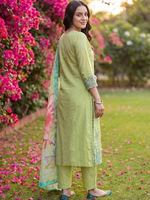 Women Floral Embroidered Regular Thread Work Kurta with Trousers & With Dupatta 4