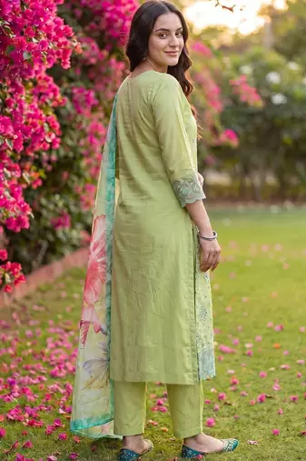 Women Floral Embroidered Regular Thread Work Kurta with Trousers & With Dupatta