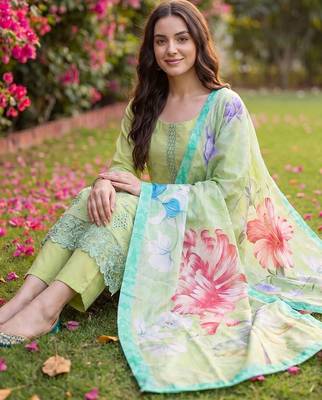 Women Floral Embroidered Regular Thread Work Kurta with Trousers & With Dupatta 5