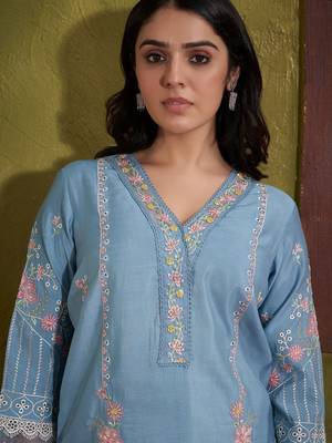 Women Floral Embroidered Regular Thread Work Kurta with Trousers & With Dupatta 2