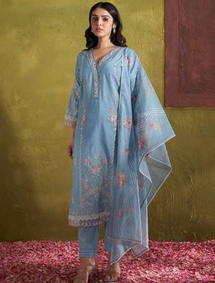 Women Floral Embroidered Regular Thread Work Kurta with Trousers & With Dupatta 3