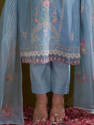 Women Floral Embroidered Regular Thread Work Kurta with Trousers & With Dupatta 6