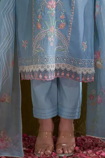 Women Floral Embroidered Regular Thread Work Kurta with Trousers & With Dupatta