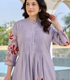 Women Floral Embroidered Thread Work Pure Cotton Kurta with Trousers