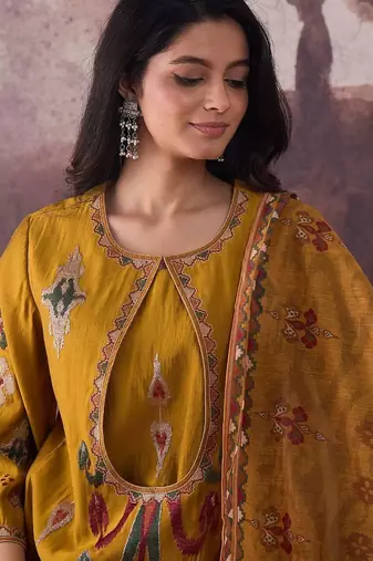 Ethnic Motifs Embroidered Regular Thread Work Kurta With Trousers & Dupatta