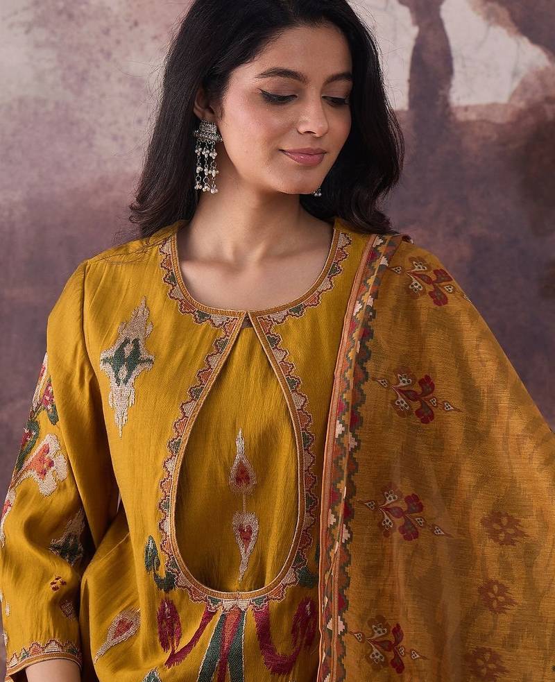 Ethnic Motifs Embroidered Regular Thread Work Kurta With Trousers & Dupatta