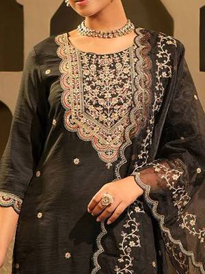 Ethnic Motifs Embroidered Kurta With Trousers & Dupatta 3