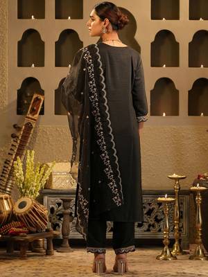 Ethnic Motifs Embroidered Kurta With Trousers & Dupatta 5