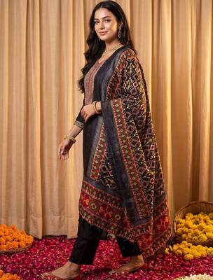 Women Ethnic Motifs Embroidered Regular Thread Work Kurta with Trousers & With Dupatta 3