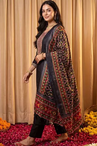 Women Ethnic Motifs Embroidered Regular Thread Work Kurta with Trousers & With Dupatta