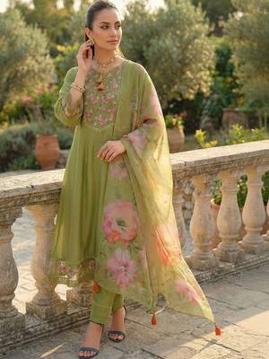 Women Floral Embroidered Regular Thread Work Liva Kurta with Trousers & With Dupatta 1