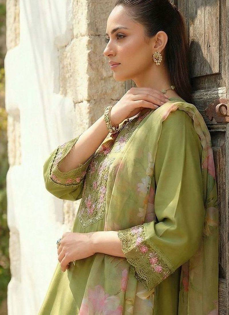 Women Floral Embroidered Regular Thread Work Liva Kurta with Trousers & With Dupatta
