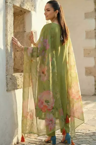 Women Floral Embroidered Regular Thread Work Liva Kurta with Trousers & With Dupatta