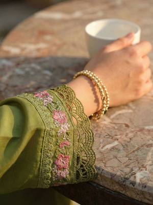 Women Floral Embroidered Regular Thread Work Liva Kurta with Trousers & With Dupatta 4